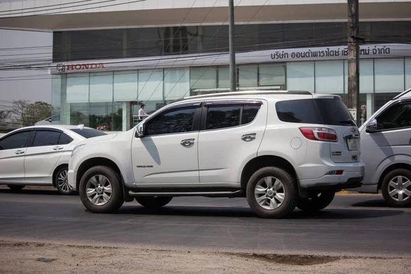 Chiangmai, Tayland - 4 Mart 2020: özel SUV arabası, Chevrolet Trailblazer. 1001 numaralı yolda, Chiangmai şehrinden 8 km uzakta..