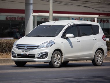 Chiangmai, Tayland - 5 Mart 2020: Özel Şehir MPV arabası, Suzuki ertiga. 1001 numaralı yolda, Chiangmai şehrinden 8 km uzakta..