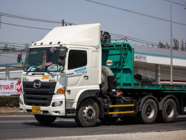 Chiangmai, Tayland - 5 Mart 2020 Özel Hino Kargo Truck. Fotoğraf 1001 nolu yolda, Chiangmai, Tayland 'a 8 km uzaklıkta..