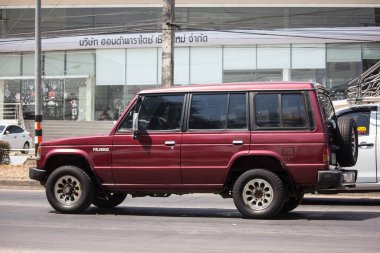 Chiangmai, Tayland - 5 Mart 2020: er Mitsubishi Pajero SUv Car. 1001 no 'lu yolda. Chiangmai şehrinden 18 km uzakta..