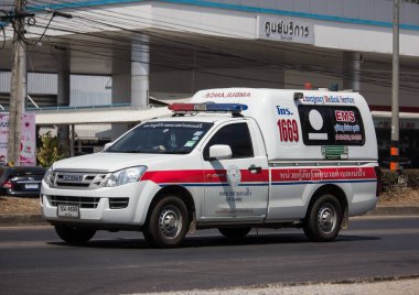 Chiangmai, Tayland - 5 Mart 2020: Mae Pang Alt Bölge İdare Örgütü 'nün ambulans aracı. Fotoğraf 121 numaralı yolda, Chiangmai, Tayland 'a 8 km uzaklıkta..