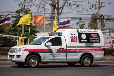 Chiangmai, Tayland - 5 Mart 2020: Mae Pang Alt Bölge İdare Örgütü 'nün ambulans aracı. Fotoğraf 121 numaralı yolda, Chiangmai, Tayland 'a 8 km uzaklıkta..