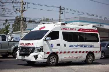 Chiangmai, Tayland - 5 Mart 2020: Sansai Luang Alt Bölge Yönetim Örgütü Ambulans Minibüsü. Fotoğraf 121 numaralı yolda, Chiangmai, Tayland 'a 8 km uzaklıkta..