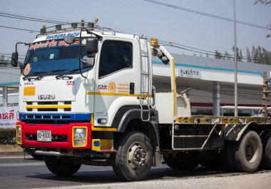 Chiangmai, Tayland - 5 Mart 2020: Payawan Taşımacılık Şirketi 'nden karavan boşaltma kamyonu ve Backhoe. Fotoğraf 121 numaralı yolda, Chiangmai, Tayland 'a 8 km uzaklıkta..