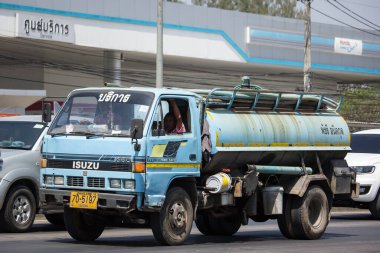 Chiangmai, Tayland - 5 Mart 2020: Kanalizasyon Tankı Özel Tırı. Fotoğraf 121 numaralı yolda, Chiangmai, Tayland 'a 8 km uzaklıkta..