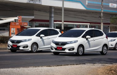 Chiangmai, Tayland - 5 Mart 2020: özel şehir arabası Honda Jazz. Beş kapılı hatchback otomobil. Fotoğraf 121 no 'lu yolda, Chiangmai Tayland şehir merkezinden yaklaşık 8 km uzaklıkta..
