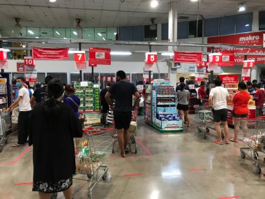 Chiangmai, Tayland - 7 Nisan 2020: Makro HyperMarket 'te birçok insan pirinç, yumurta, erişte, doku ve su olarak yaşamak için gerekli ürünleri satın alır.