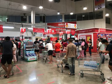 Chiangmai, Tayland - 7 Nisan 2020: Makro HyperMarket 'te birçok insan pirinç, yumurta, erişte, doku ve su olarak yaşamak için gerekli ürünleri satın alır.