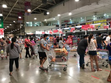 Chiangmai, Tayland - 7 Nisan 2020: Makro HyperMarket 'te birçok insan pirinç, yumurta, erişte, doku ve su olarak yaşamak için gerekli ürünleri satın alır.
