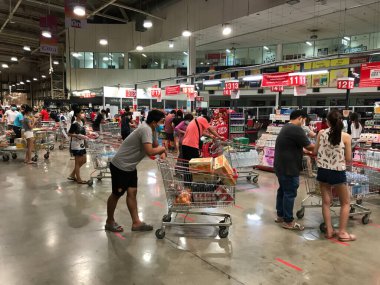 Chiangmai, Tayland - 7 Nisan 2020: Makro HyperMarket 'te birçok insan pirinç, yumurta, erişte, doku ve su olarak yaşamak için gerekli ürünleri satın alır.