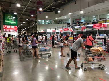 Chiangmai, Tayland - 7 Nisan 2020: Makro HyperMarket 'te birçok insan pirinç, yumurta, erişte, doku ve su olarak yaşamak için gerekli ürünleri satın alır.