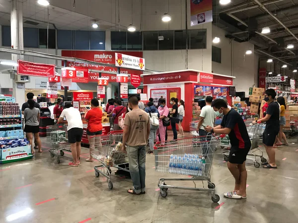 Chiangmai, Tayland - 7 Nisan 2020: Makro HyperMarket 'te birçok insan pirinç, yumurta, erişte, doku ve su olarak yaşamak için gerekli ürünleri satın alır.