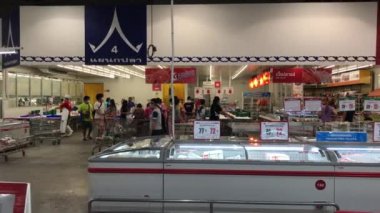 Chiangmai, Tayland - 7 Nisan 2020: Makro HyperMarket 'te birçok insan pirinç, yumurta, erişte, doku ve su olarak yaşamak için gerekli ürünleri satın alır. Covid-19 Salgınında Evden Çalışma Zamanı.