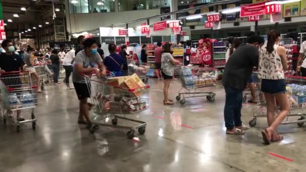 Chiangmai Tajlandia Kwietnia 2020 Wiele Osób Makro Hypermarket Kupić Niezbędne — Wideo stockowe