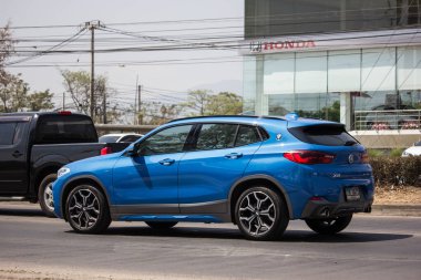Chiangmai, Tayland - 5 Mart 2020: özel araba. BMW X2. Fotoğraf 1001 nolu yolda, Chiangmai, Tayland 'a 8 km uzaklıkta..
