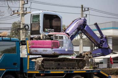 Chiangmai, Tayland - 5 Mart 2020: kamyonda Er Komatsu kepçesi. 1001 numaralı yolda, Chiangmai şehrinden 8 km uzakta..