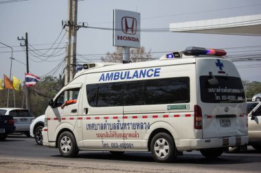 Chiangmai, Tayland - 6 Mart 2020: Sansai Luang İdari Örgütü Ambulans Minibüsü. Fotoğraf 121 numaralı yolda, Chiangmai, Tayland 'a 8 km uzaklıkta..