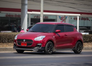 Chiangmai, Tayland - 6 Mart 2020: Özel Eko şehri arabası Yeni Suzuki Swift. Fotoğraf 121 numaralı yolda, Chiangmai, Tayland 'a 8 km uzaklıkta..