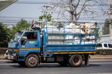 Chiangmai, Tayland - 6 Mart 2020: Er Toyota Dyna Truck. 1001 numaralı yolda, Chiangmai şehrinden 8 km uzakta..