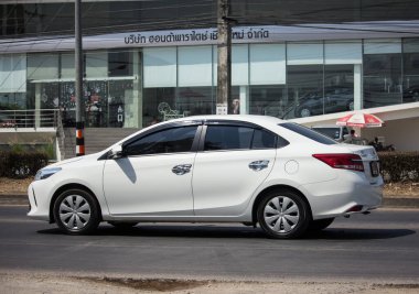 Chiangmai, Tayland - 6 Mart 2020: özel Sedan arabası Toyota Vios. 1001 no 'lu yolda. Chiangmai İş Alanından 18 km uzakta..