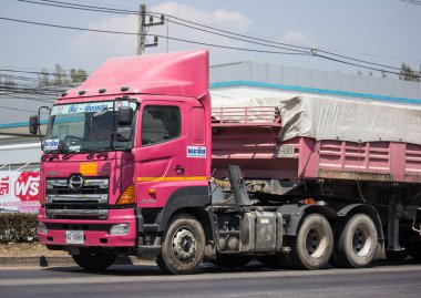 Chiangmai, Tayland - 6 Mart 2020 Thanachai Şirketi 'nin karavan kamyonu. 1001 numaralı yolda, Chiangmai şehrinden 8 km uzakta..