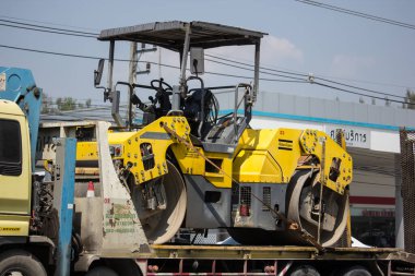 Chiangmai, Tayland - 6 Mart 2020: özel dynapac cg2200 asfalt silindirli kamyon. 1001 numaralı yolda, Chiangmai şehrinden 8 km uzakta..