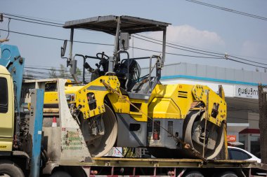 Chiangmai, Tayland - 6 Mart 2020: özel dynapac cg2200 asfalt silindirli kamyon. 1001 numaralı yolda, Chiangmai şehrinden 8 km uzakta..