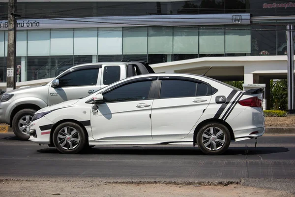 チェンマイ 2020年3月6日 プライベートホンダシティコンパクトカー 日本のメーカーホンダによって製造されました 写真はタイ チェンマイのダウンタウンから約8キロの道路番号121 — ストック写真