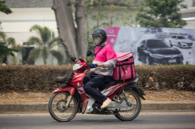 Chiangmai, Tayland - 19 Mart 2020: teslimatçı Gıda Pandası Motercycle 'una biniyor. 1001 numaralı yolda, Chiangmai şehrinden 8 km uzakta..