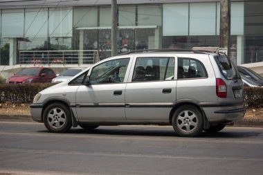 Chiangmai, Tayland - 19 Mart 2020: özel SUV arabası, Chevrolet Zafira. Fotoğraf 121 numaralı yolda, Chiangmai, Tayland 'a 8 km uzaklıkta..