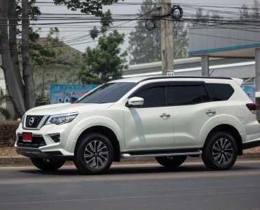 Chiangmai, Tayland - 3 Nisan 2020: yeni SUv arabası Nissan Terra. Fotoğraf, Chiangmai şehrinin kenar mahallelerinde çekildi..