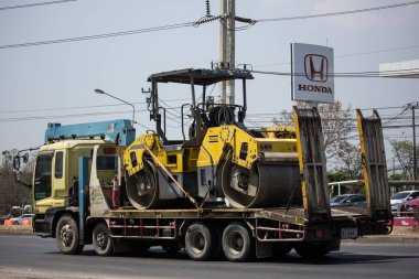 Chiangmai, Tayland - 6 Mart 2020: er Isuzu Crane Truck. 1001 no 'lu yolda. Chiangmai İş Alanından 18 km uzakta..