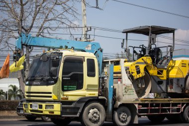 Chiangmai, Tayland - 6 Mart 2020: er Isuzu Crane Truck. 1001 no 'lu yolda. Chiangmai İş Alanından 18 km uzakta..