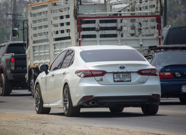 Chiangmai, Tayland - 3 Nisan 2020 Özel araba Yeni Toyota Camry. 1001 no 'lu yolda. Chiangmai İş Alanından 18 km uzakta..