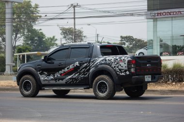 Chiangmai, Tayland - 3 Nisan 2020: özel pikap, Ford Ranger. 1001 numaralı yolda, Chiangmai şehrinden 8 km uzakta..