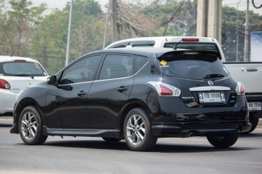 Chiangmai, Tayland - 3 Nisan 2020 Özel araba, Nissan Tiida. Fotoğraf 121 no 'lu yolda, Chiangmai, Tayland şehir merkezinden yaklaşık 8 km uzaklıkta..