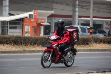 Chiangmai, Tayland - 3 Nisan 2020 Pizza Hut Şirketi Moterbike 'ine servis elemanı. 1001 numaralı yolda, Chiangmai şehrinden 8 km uzakta..