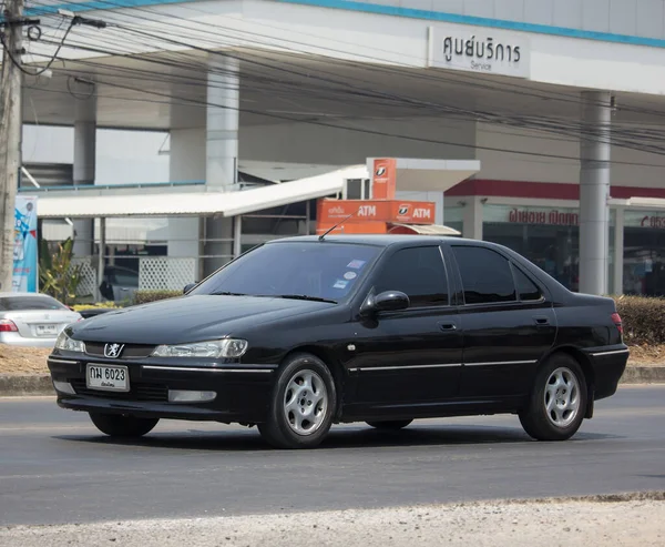 泰国清迈 2020年4月3日 私家车 Peugeot 407 照片来源 Thailand Chiangmai市中心约8公里处的121号公路 — 图库照片