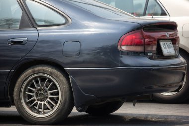 Chiangmai, Tayland - 25 Mart 2020 Özel Araç Mazda 626. Fotoğraf 1001 no 'lu yolda, Chiangmai, Tayland şehir merkezinden yaklaşık 8 km uzaklıkta..