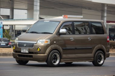 Chiangmai, Tayland - 25 Mart 2020 Özel araba, Suzuki APV 'den Mini Van. 1001 numaralı yolda, Chiangmai şehrinden 8 km uzakta..
