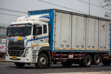 Chiangmai, Tayland - 25 Mart 2020 PakPoom Lojistik Şirketi 'nin karavan kamyonu. 1001 numaralı yolda, Chiangmai şehrinden 8 km uzakta..