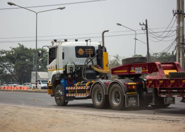 Chiangmai, Tayland - 25 Mart 2020: Trailer Dump Truck ve Sakai Lastik Taşımacılık Şirketi. Fotoğraf 121 numaralı yolda, Chiangmai, Tayland 'a 8 km uzaklıkta..