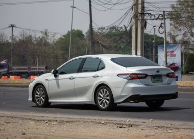 Chiangmai, Tayland - 24 Mart 2020 Özel araba Yeni Toyota Camry. 1001 no 'lu yolda. Chiangmai İş Alanından 18 km uzakta..