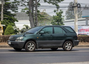 Chiangmai, Tayland - 24 Mart 2020 Özel SUV aracı Lexus Harrier. 1001 numaralı yolda, Chiangmai şehrinden 8 km uzakta..