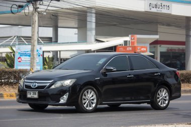 Chiangmai, Tayland - 24 Mart 2020 Özel araba Toyota Camry. 1001 no 'lu yolda. Chiangmai İş Alanından 18 km uzakta..