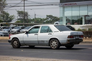 Chiangmai, Tayland - 24 Mart 2020: lüks Mercedes Benz 190E. Fotoğraf Chiangmai şehrinin kuzeyindeki 1001 numaralı radyal yolda..