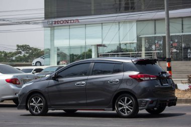 Chiangmai, Tayland - 24 Mart 2020: Yeni özel araba toyota Yaris Hatchback Eco Car. Fotoğraf 121 no 'lu yolda, Chiangmai Tayland şehir merkezinden yaklaşık 8 km uzaklıkta..