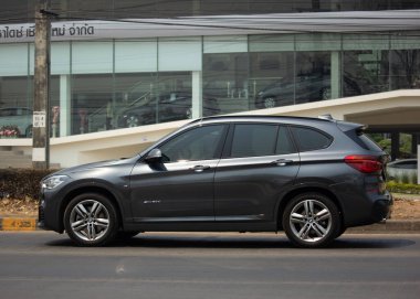 Chiangmai, Tayland - 25 Mart 2020: özel araba. Bmw X3. Fotoğraf 1001 nolu yolda, Chiangmai, Tayland 'a 8 km uzaklıkta..