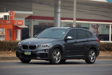 Chiangmai, Tayland - 25 Mart 2020: özel araba. Bmw X3. Fotoğraf 1001 nolu yolda, Chiangmai, Tayland 'a 8 km uzaklıkta..