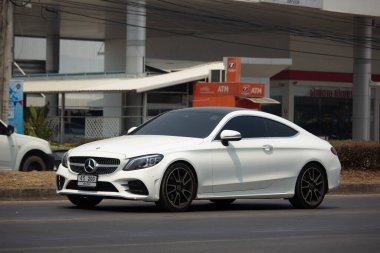 Chiangmai, Tayland - 25 Mart 2020: lüks Mercedes Benz C200. Fotoğraf Chiangmai şehrinin kuzeyindeki 1001 numaralı radyal yolda..
